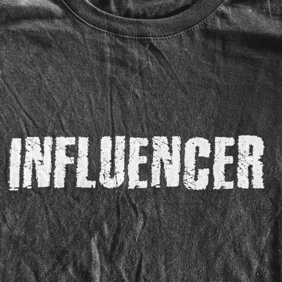 🌼 Distressed Graphic "Influencer" Tee, S NWOT - Picture 3 of 4